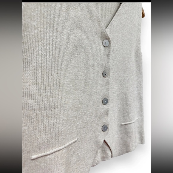 MADE IN ITALY CHIC KNIT BUTTON DOWN VEST - Picture 2 of 3